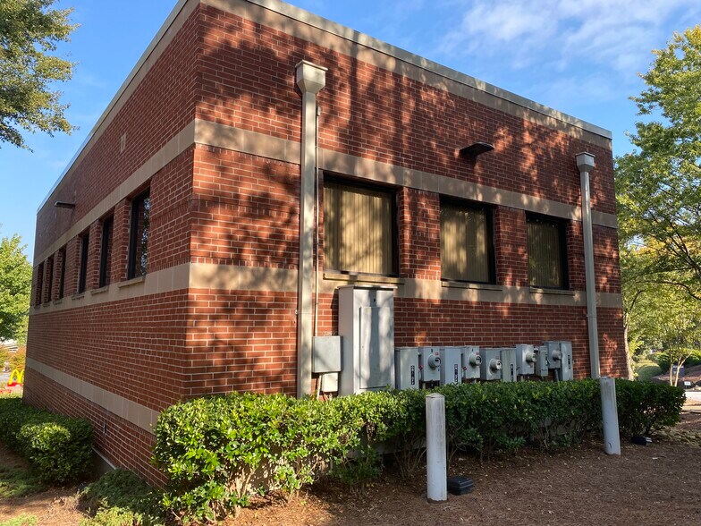 More Photos Of 5430 New Northside Dr, Atlanta Storefront Retail Office For Lease