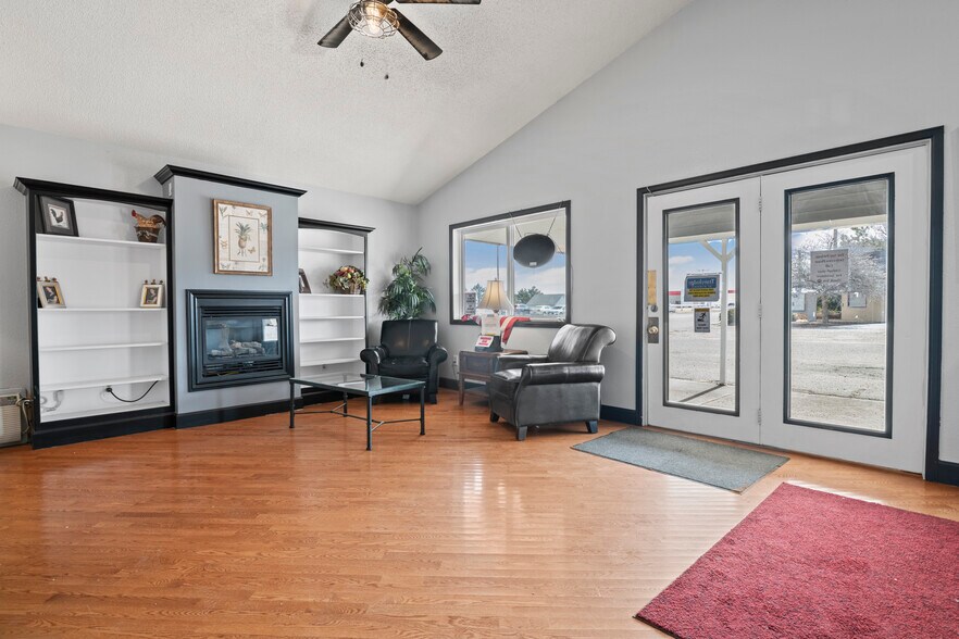 More Photos Of 700 Colorado Ave, Stratton Hotel For Sale