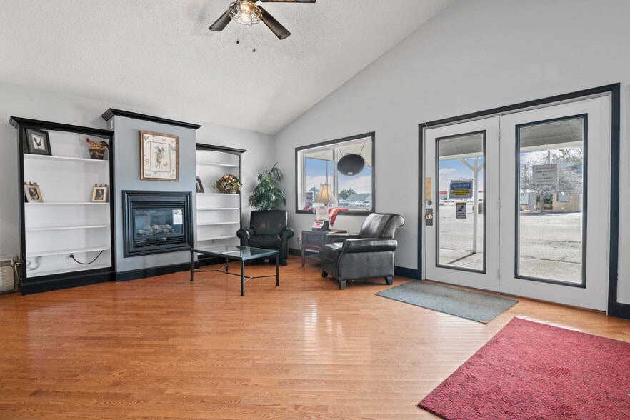 More Photos Of 700 Colorado Ave, Stratton Hotel For Sale