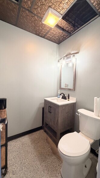 More Photos Of 5638 N Elston Ave, Chicago Office For Sale