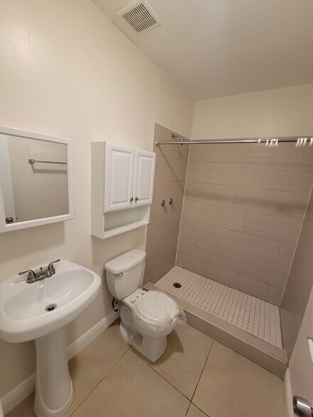 More Photos Of 808 NW 19th St, Fort Lauderdale Apartments For Sale