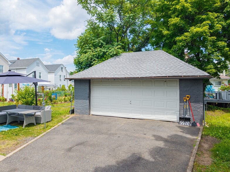 More Photos Of 50 Jewell St, Garfield Apartments For Sale