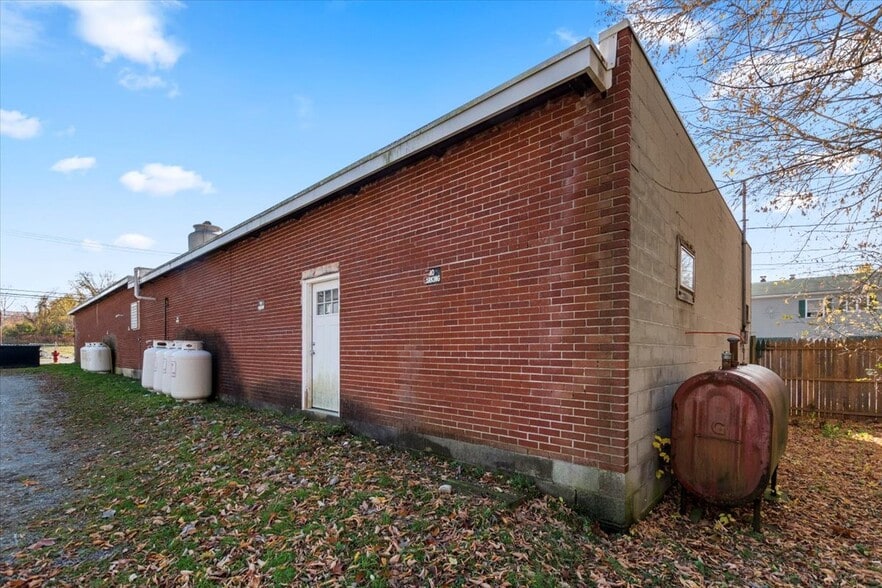 More Photos Of 256 Benmont Ave, Bennington Freestanding For Sale