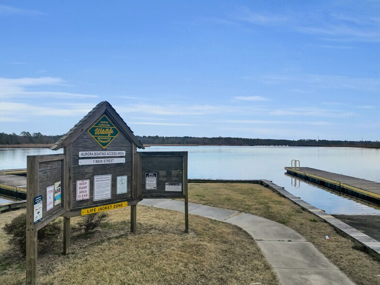 More Photos Of 470 N 4th St, Aurora Freestanding For Sale