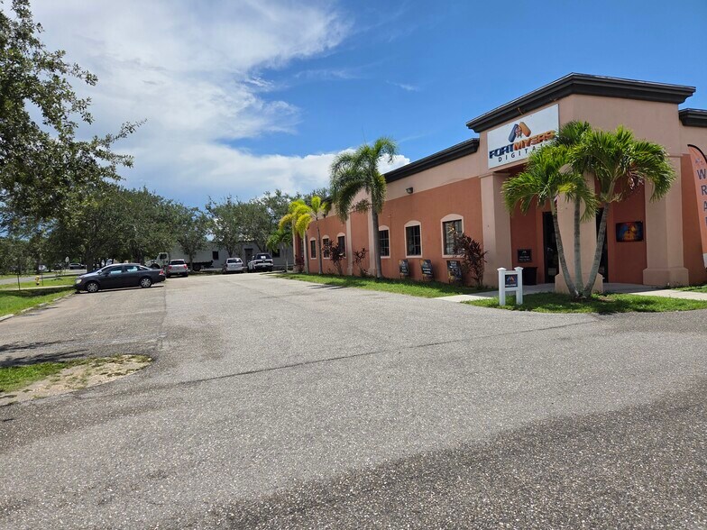 More Photos Of 6391 Corporate Park Cir, Fort Myers Research And Development For Lease