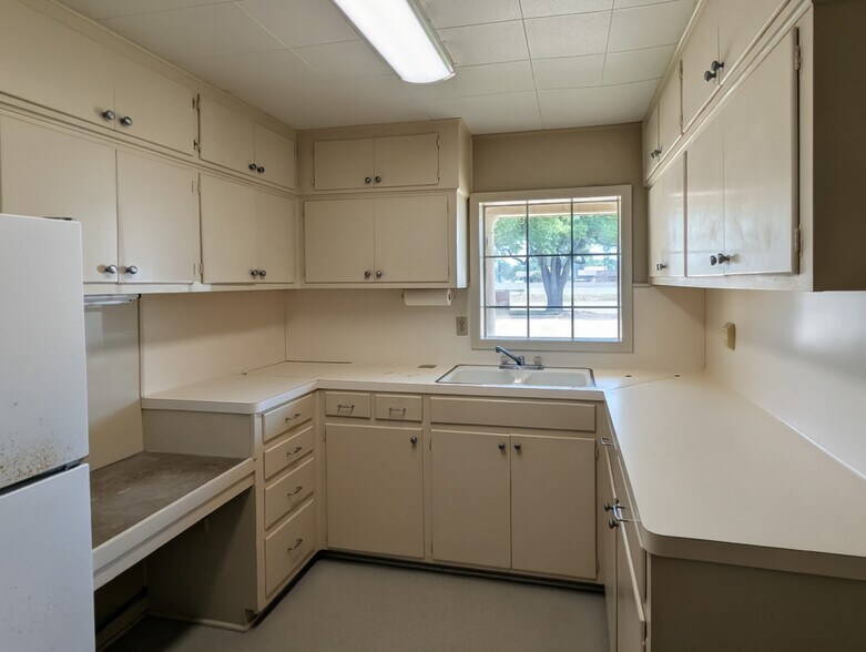 More Photos Of 3635 Eastex Fwy, Beaumont Office For Sale
