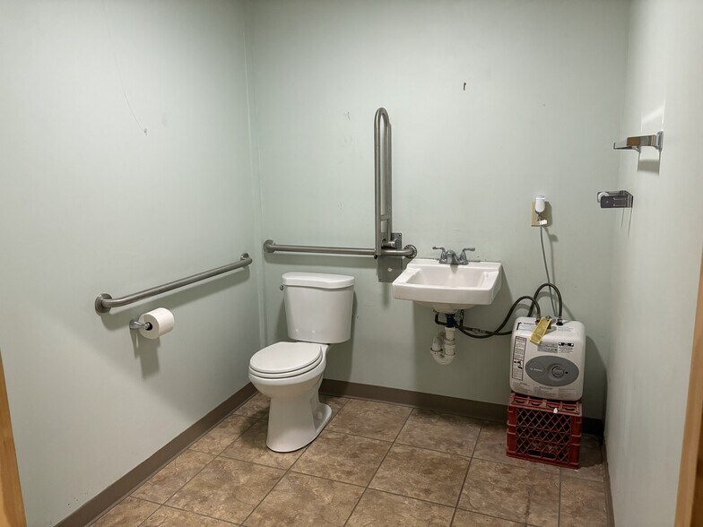 More Photos Of 200 Old County Cir, Windsor Locks Warehouse For Lease