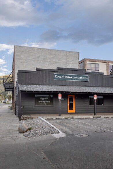 More Photos Of 180 Center St, Jackson Showroom For Lease