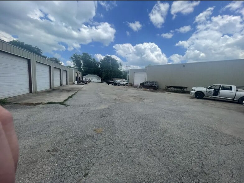 More Photos Of 117 S Walnut Ave, Republic Warehouse For Sale