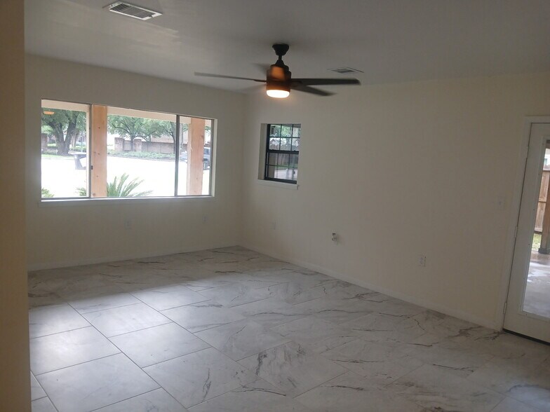 More Photos Of 1506 Avenue D, Katy Office For Sale