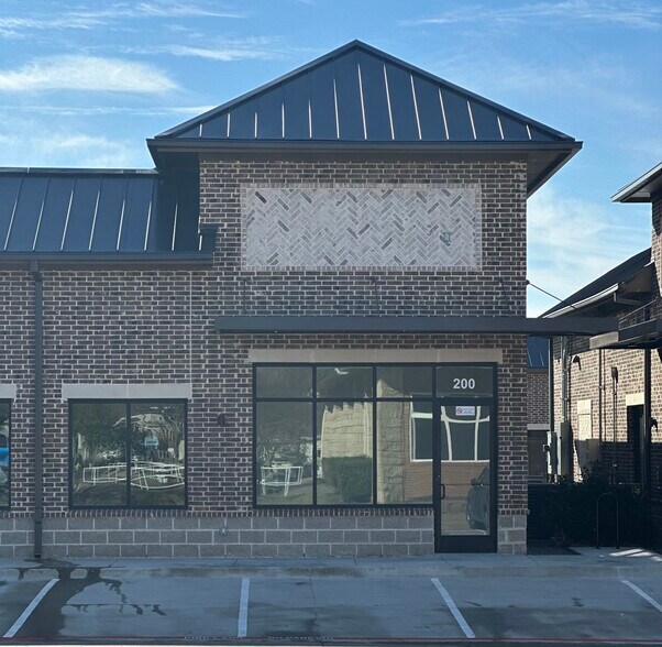 More Photos Of 10555 N County Rd, Frisco Showroom For Lease