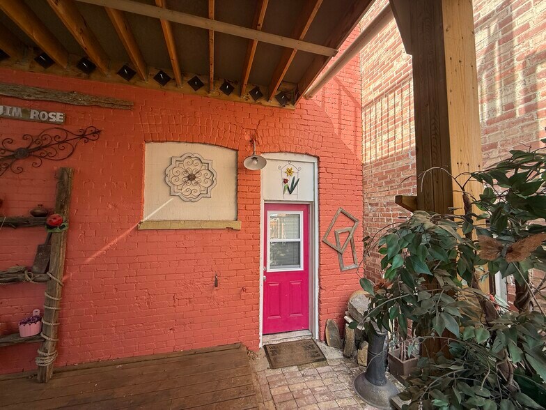 More Photos Of 517A N Railway St SE, Medicine Hat Storefront Retail Residential For Sale