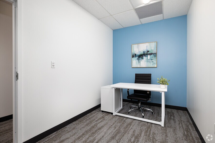 More Photos Of 2055 Craigshire Rd, Saint Louis Office For Lease