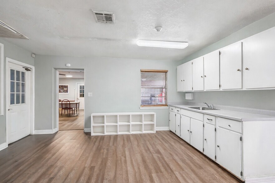 More Photos Of 827 Casey St, Channelview Flex For Sale