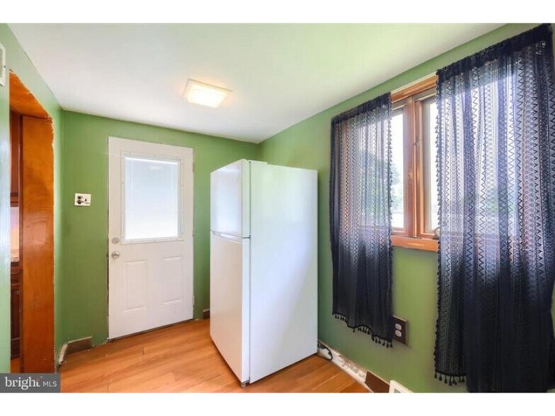 More Photos Of 2151 Maple Rd, York Flex For Sale