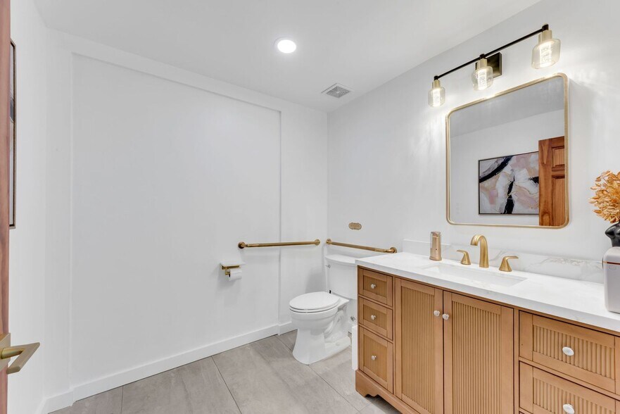 More Photos Of 7855 Roswell Rd, Sandy Springs Freestanding For Lease