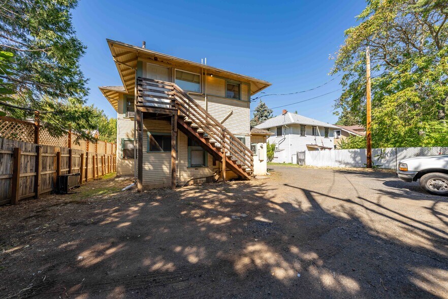 More Photos Of 807 NW 5th St, Grants Pass Apartments For Sale