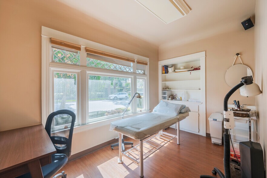 More Photos Of 146 E Walnut Ave, Monrovia Medical For Sale