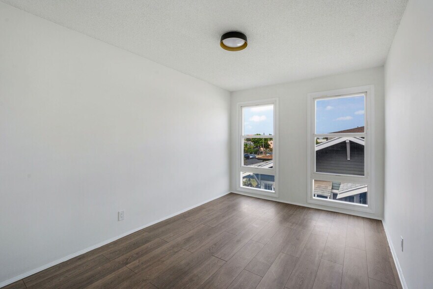 More Photos Of 125 E Buckthorn St, Inglewood Apartments For Sale