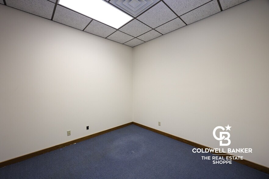 More Photos Of 911 N Main St, Garden City Office For Sale