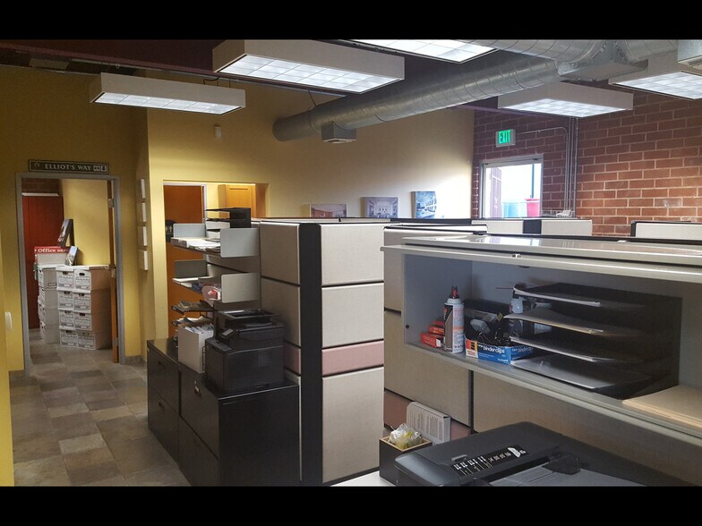 More Photos Of 15231-15235 La Cruz Dr, Pacific Palisades Unknown For Lease