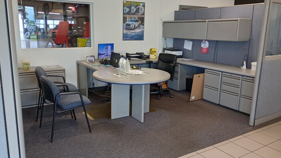 More Photos Of 520 W Kimberly Rd, Davenport Auto Dealership For Lease