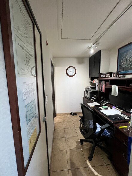 More Photos Of 658 Hawthorne St, Glendale Showroom For Lease