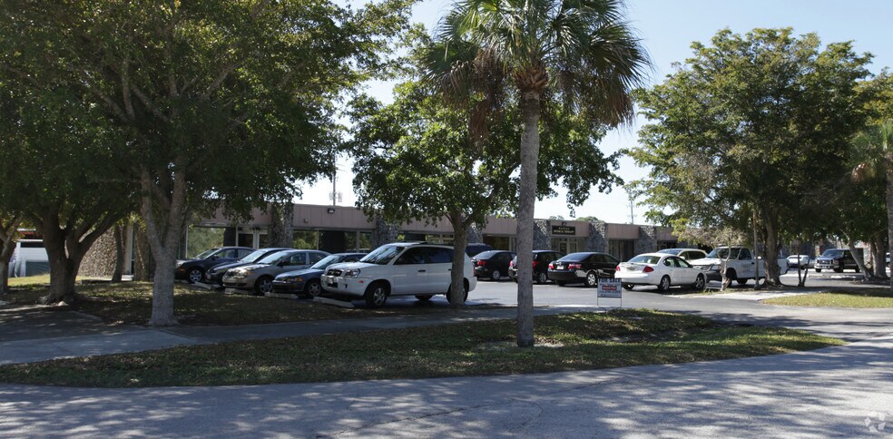 More Photos Of 1068-1090 6th Ave N, Naples Office For Sale