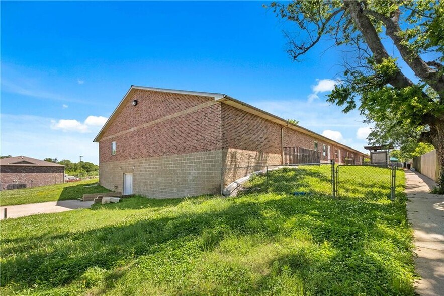 More Photos Of 185 Rebecca St, Gentry Office For Sale