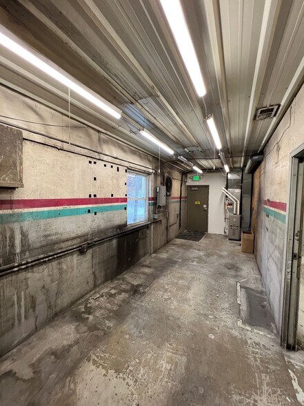 More Photos Of 616A-622 S Main St, Hebron Warehouse For Lease