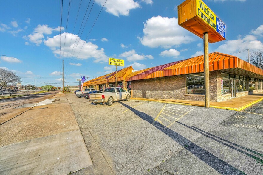 More Photos Of 1127 NW Cache Rd, Lawton General Retail For Sale