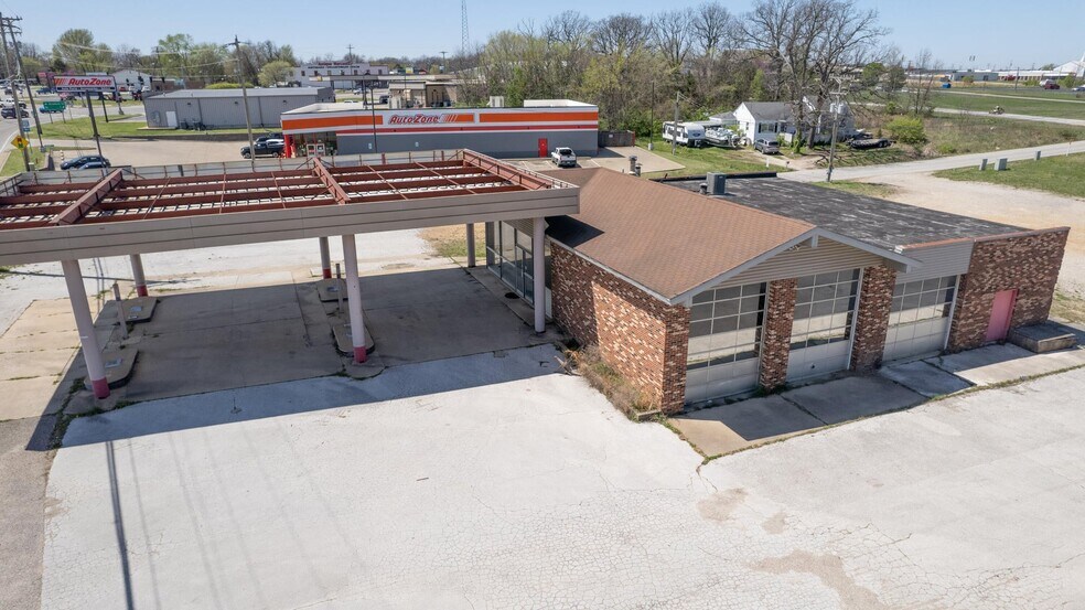 More Photos Of 845 W Washington St, Marshfield Auto Repair For Sale