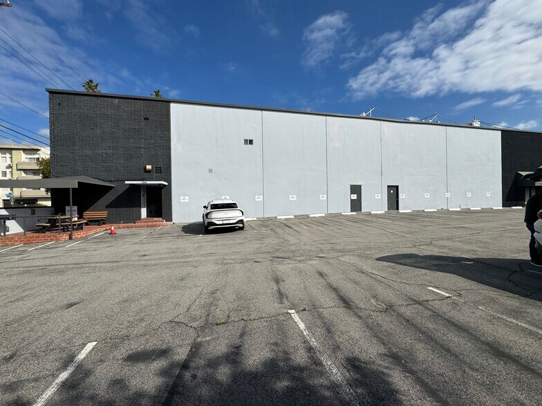 More Photos Of 6860 Lexington Ave, Los Angeles Loft Creative Space For Lease