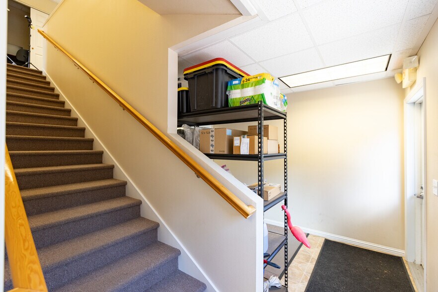 More Photos Of 200 N Wasco Ct, Hood River Warehouse For Lease