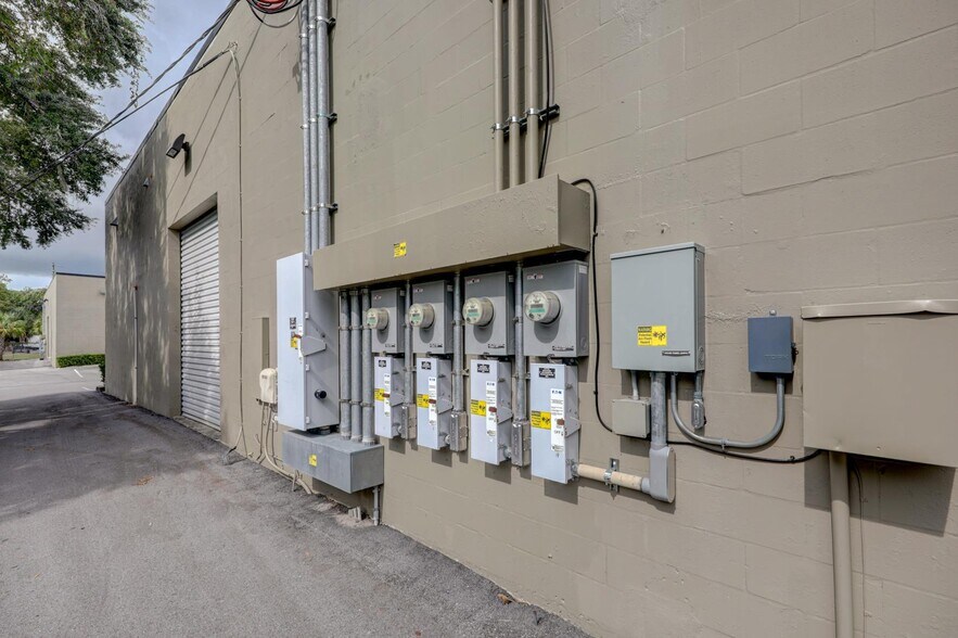 More Photos Of 201 E Douglas Rd, Oldsmar Warehouse For Lease