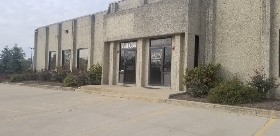 More Photos Of 850 Meadowview Crossing, West Chicago Showroom For Lease