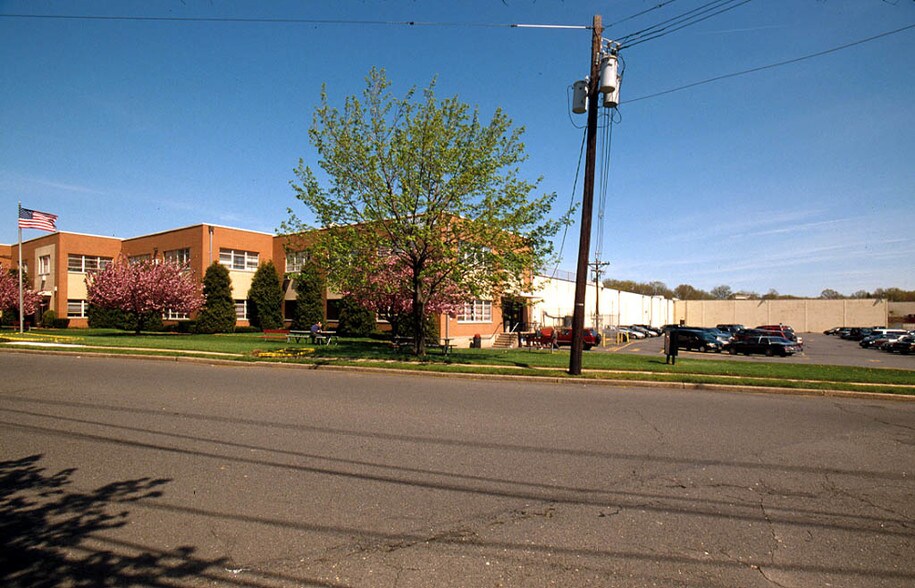 More Photos Of 1 Commerce Dr, Cranford Warehouse For Lease