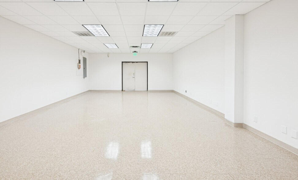 More Photos Of 4400-4440 Beltway Dr, Addison Flex For Sale