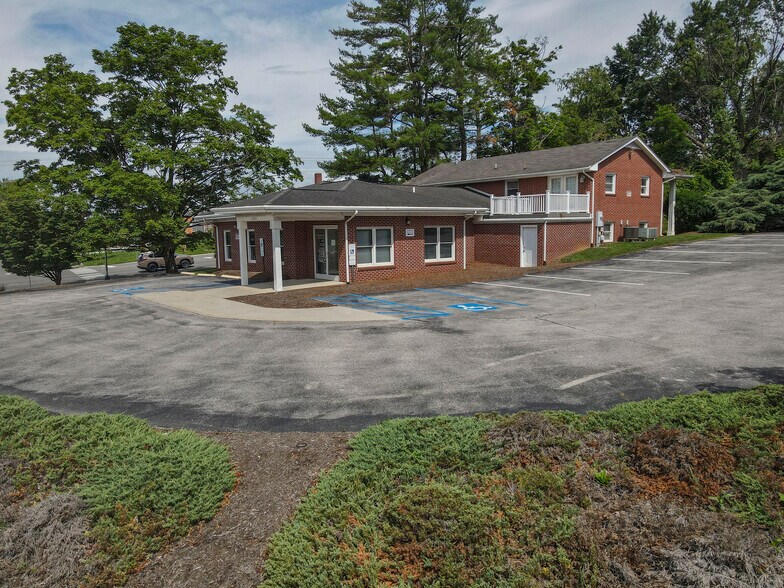 More Photos Of 1201 Elm St, Christiansburg Office For Sale