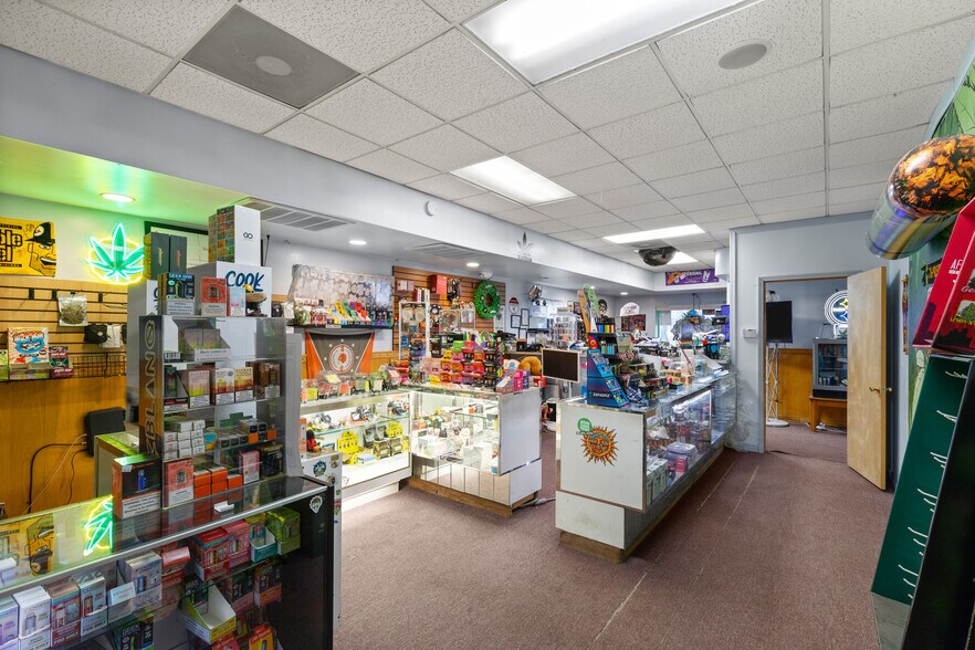 More Photos Of 3052 Belmont St, Bellaire Storefront Retail Office For Sale