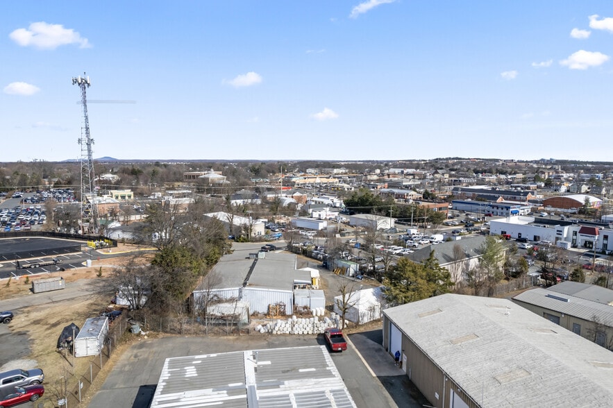 More Photos Of 309 Parker Ct SE, Leesburg Freestanding For Lease