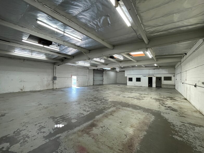 More Photos Of 931-945 W Hoover Ave, Orange Manufacturing For Sale