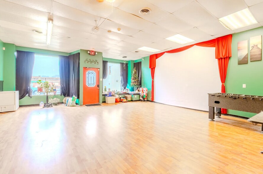 More Photos Of 212 S 4th St, Jeannette General Retail For Lease