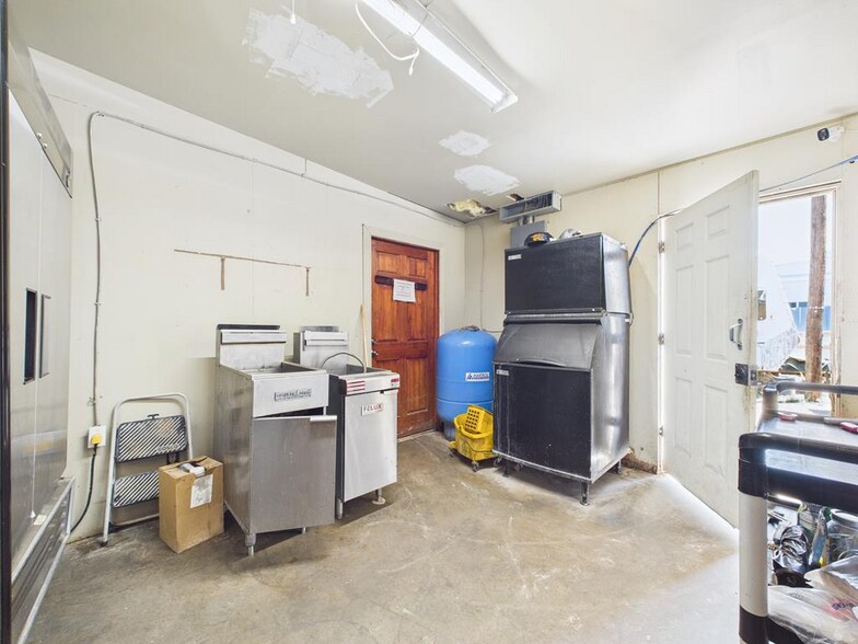 More Photos Of 1330 E 3rd St, Pecos Restaurant For Sale