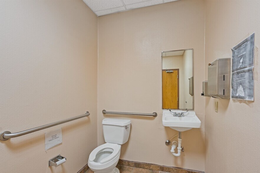 More Photos Of 159 Braddie Dr, Del Rio Light Distribution For Sale