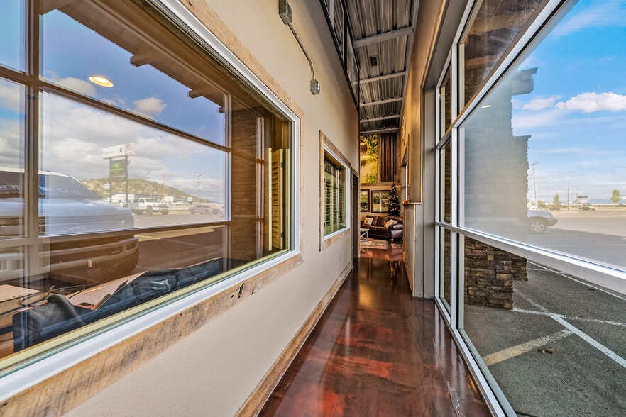 More Photos Of 3811 Crater Lake Hwy, Medford Warehouse For Sale