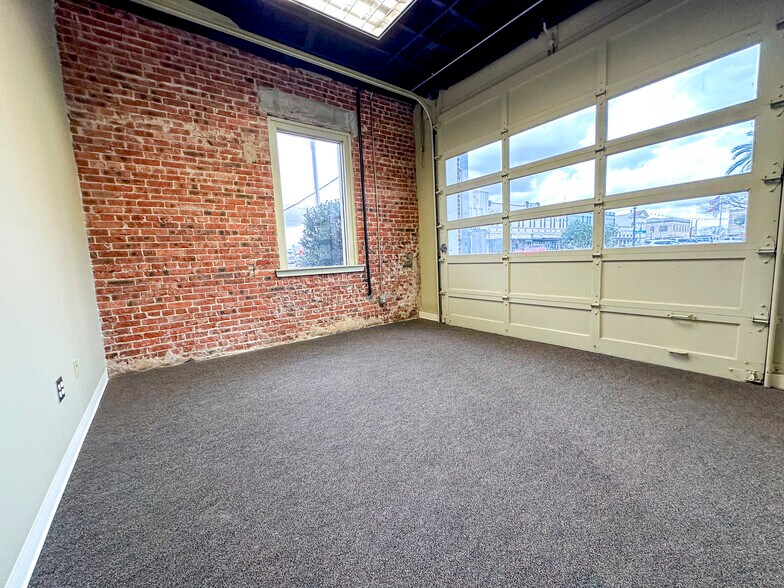 More Photos Of 1 N Mechanic St, El Campo Office For Lease