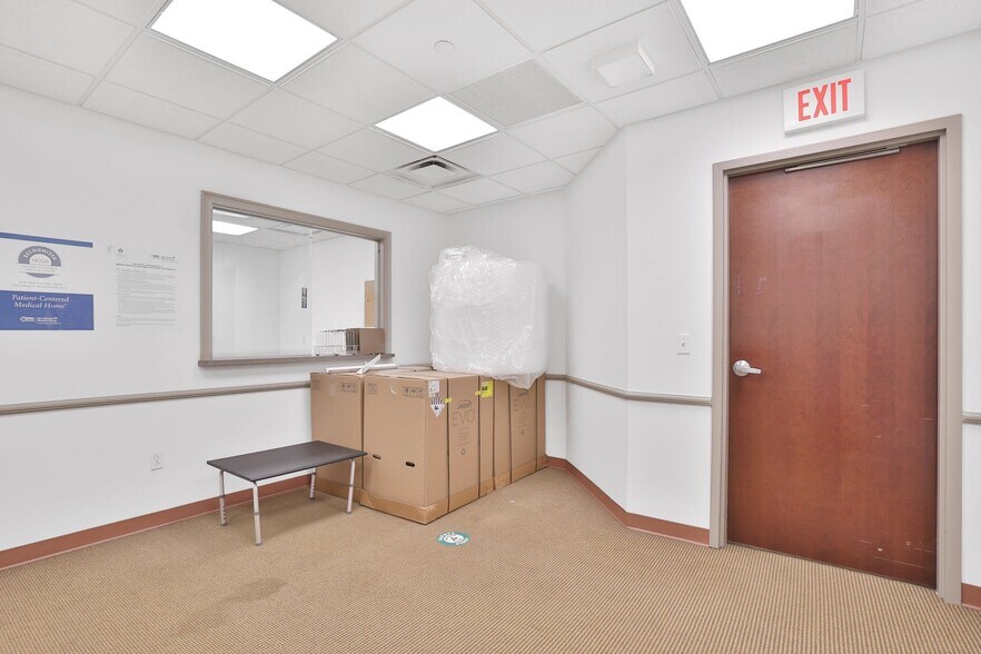 More Photos Of 249-285 Lafayette Ave, Suffern Hospital For Lease
