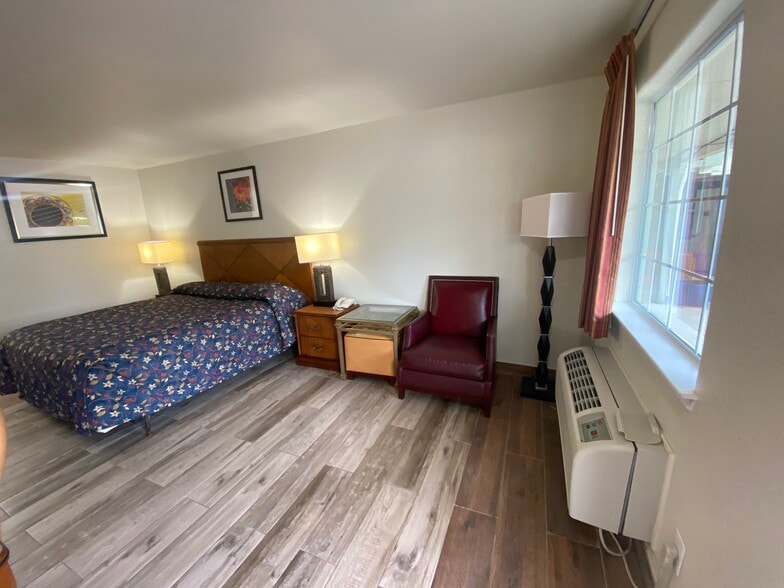More Photos Of 352 E Vaughan St, Bertram Hotel For Sale
