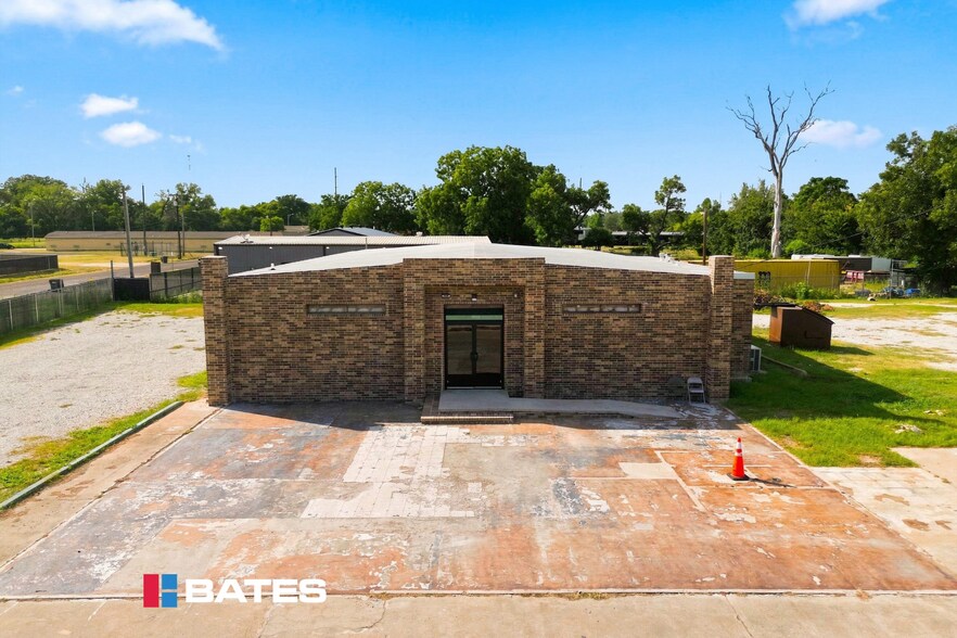 More Photos Of 901 E Johnson St, Waco Service For Sale